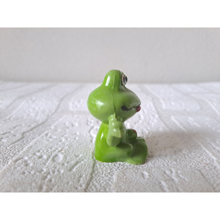 Kikker van kunststof met rups 4x3.5x5cm - dierfiguren