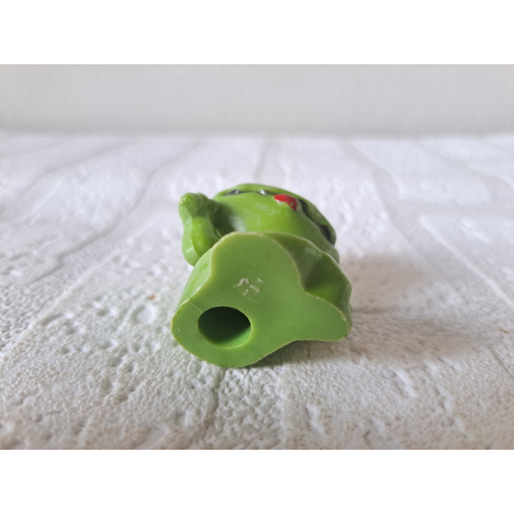 Kikker van kunststof met rups 4x3.5x5cm - dierfiguren