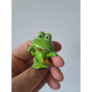 Kikker van kunststof met rups 4x3.5x5cm