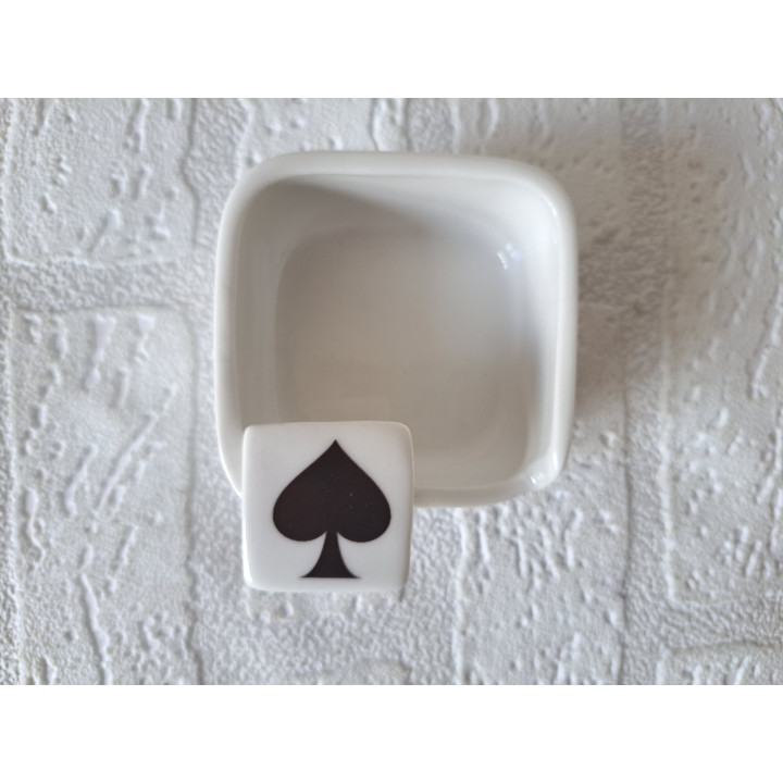 Asbak met speelkaart symbool schoppen, porselein 7x8.5x4cm - handgemaakt
