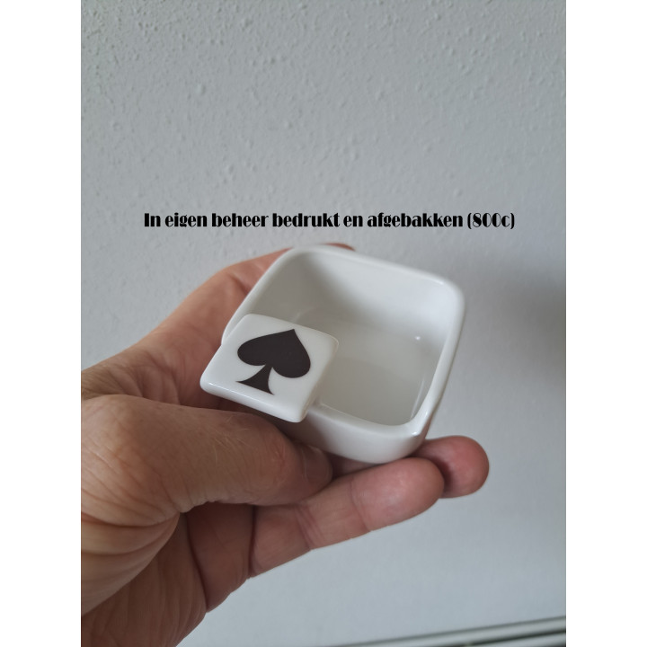 Asbak met speelkaart symbool schoppen, porselein 7x8.5x4cm