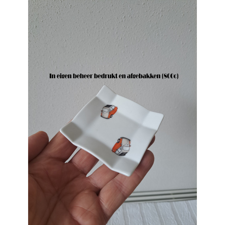 Amuse schaaltje met oranje Bmw Isetta 8x8x1.5cm