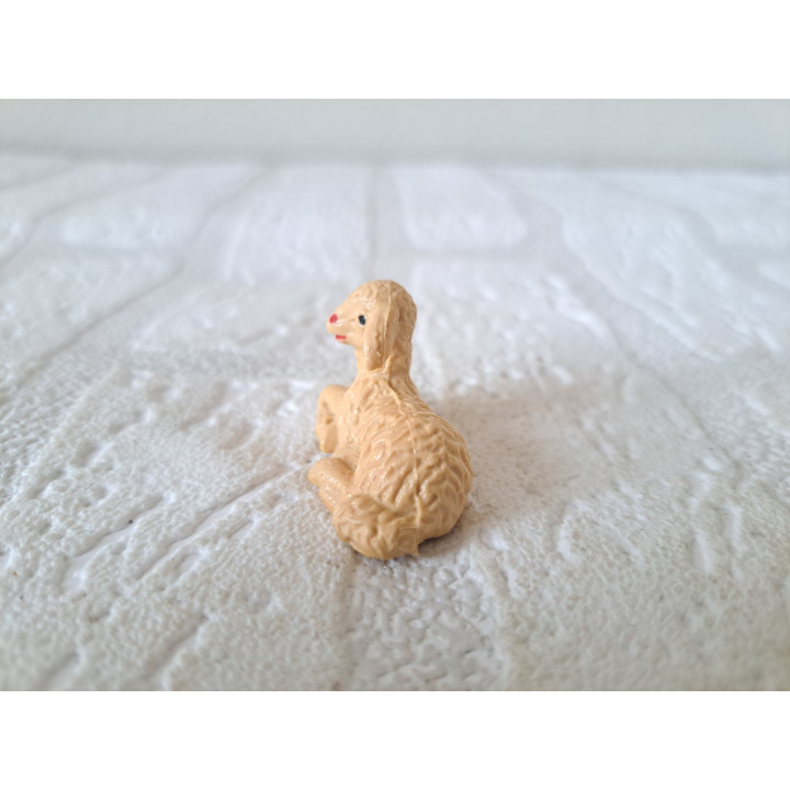 Liggend schaap van kunststof 3.5x1.5x2cm - dierfiguren