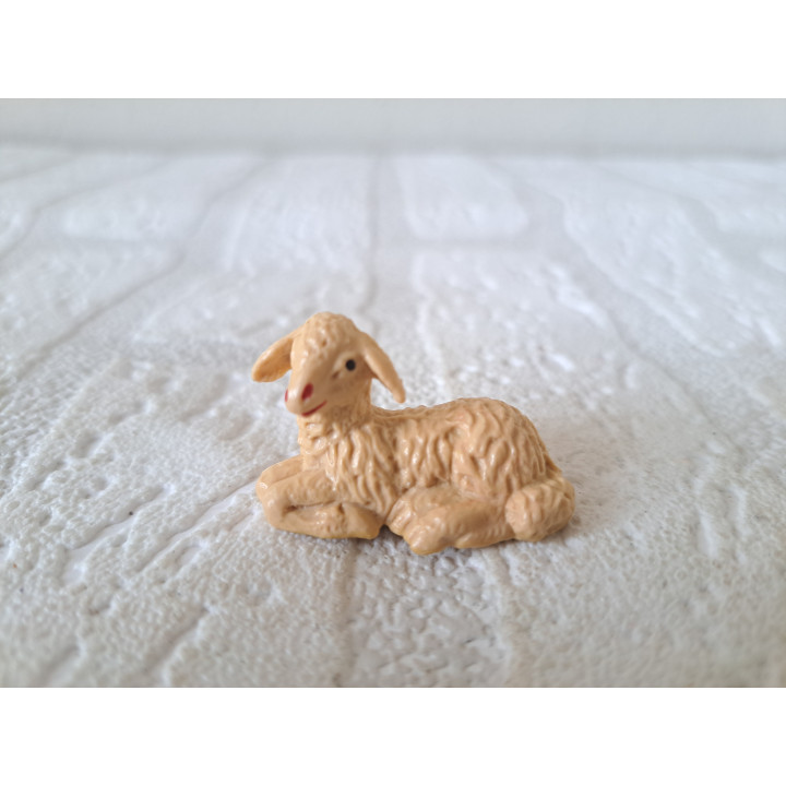 Liggend schaap van kunststof 3.5x1.5x2cm - dierfiguren