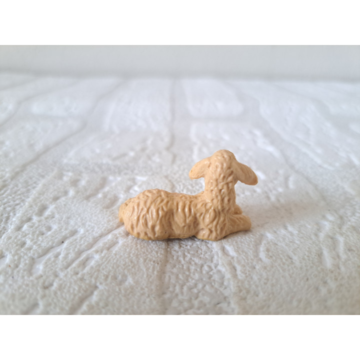 Liggend schaap van kunststof 3.5x1.5x2cm - dierfiguren