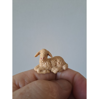 Liggend schaap van kunststof 3.5x1.5x2cm