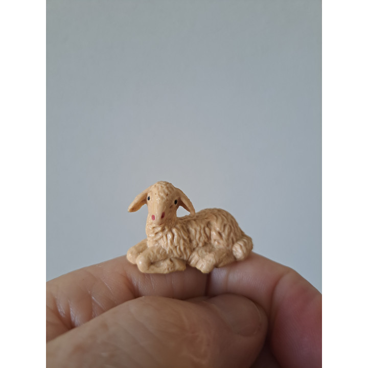 Liggend schaap van kunststof 3.5x1.5x2cm