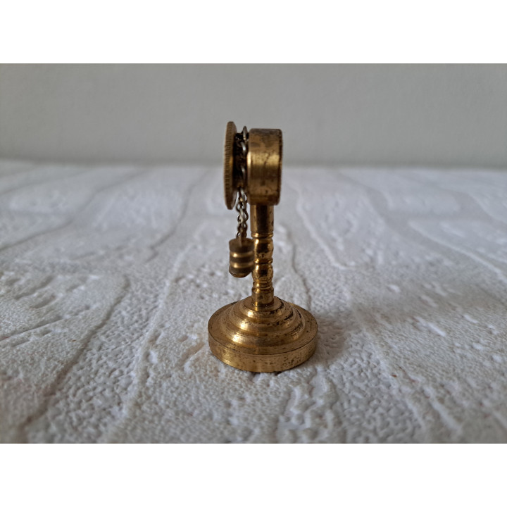 Klok van messing met gewichten voor poppenhuis D2.5xH4.5cm- miniaturen