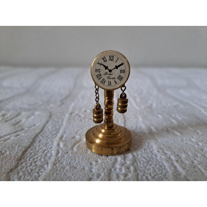 Klok van messing met gewichten voor poppenhuis D2.5xH4.5cm- miniaturen