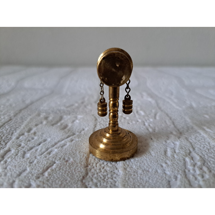 Klok van messing met gewichten voor poppenhuis D2.5xH4.5cm- miniaturen