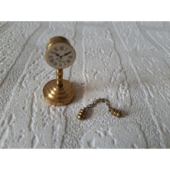 Klok van messing met gewichten voor poppenhuis D2.5xH4.5cm- miniaturen