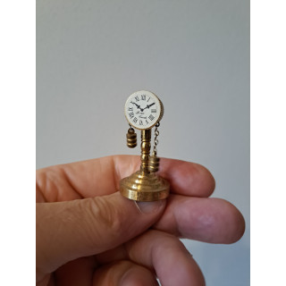 Klok van messing met gewichten voor poppenhuis D2.5xH4.5cm