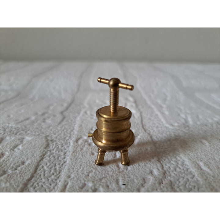 Fruit-wijnpers van messing voor poppenhuis D1.5xH3.5cm - miniaturen