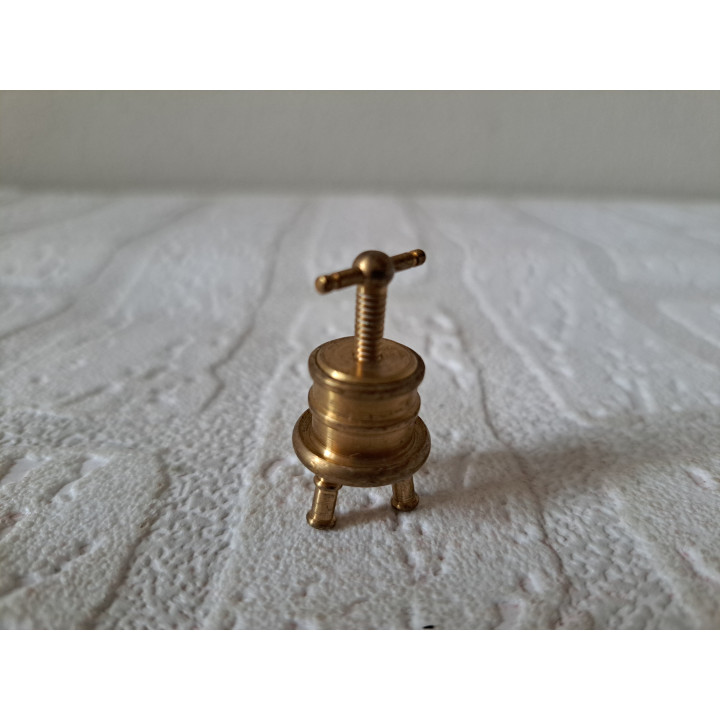 Fruit-wijnpers van messing voor poppenhuis D1.5xH3.5cm - miniaturen