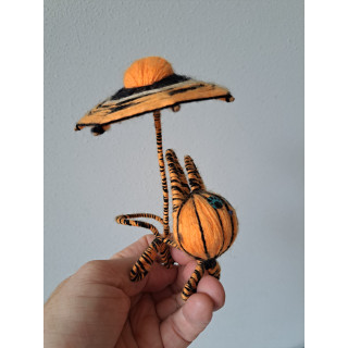Poes van woldraad met parasol 6x7x17cm