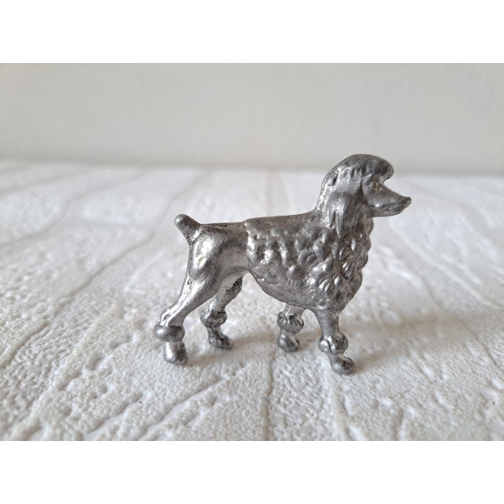 Poedel hond van metaal 5x1.5x4.5cm  - beeldjes