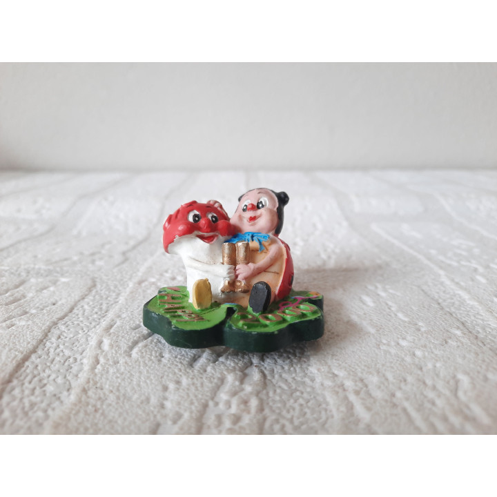 Lieveheersbeestje van kunsthars met paddenstoel D4.5x4cm - dierfiguren