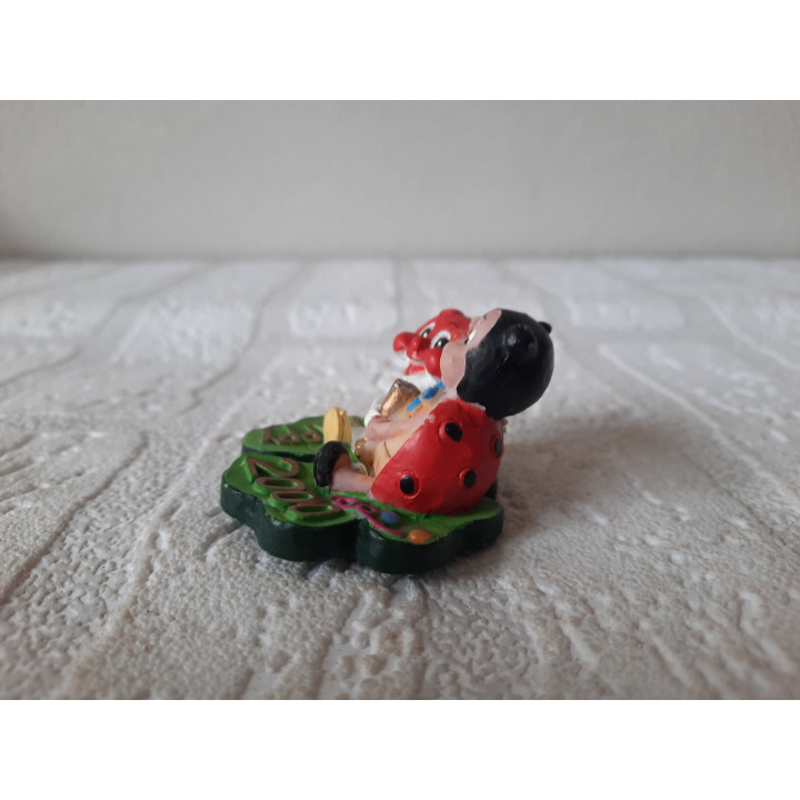 Lieveheersbeestje van kunsthars met paddenstoel D4.5x4cm - dierfiguren