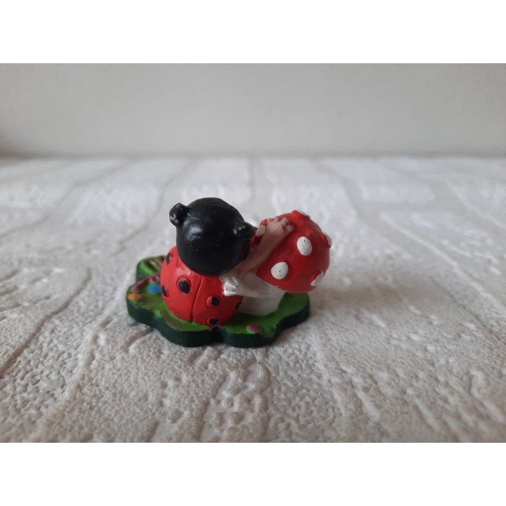 Lieveheersbeestje van kunsthars met paddenstoel D4.5x4cm - dierfiguren