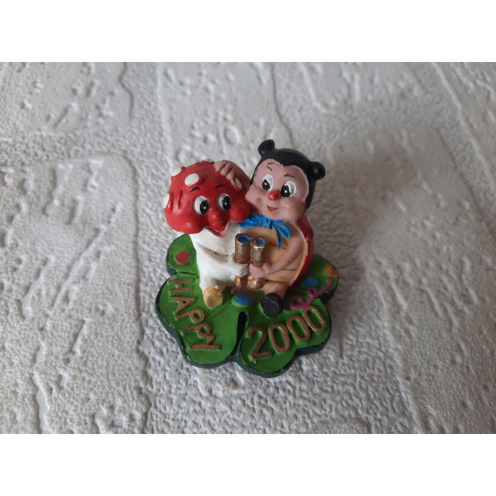 Lieveheersbeestje van kunsthars met paddenstoel D4.5x4cm - dierfiguren