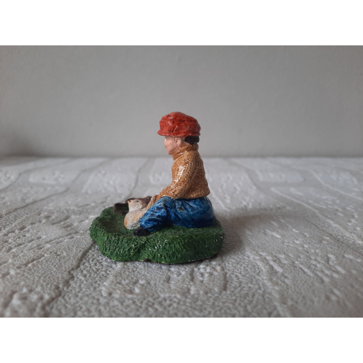 Jongen van aardewerk met poes en voetbal 6x7x5.5cm - beeldjes