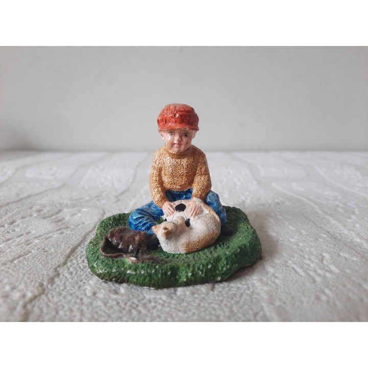 Jongen van aardewerk met poes en voetbal 6x7x5.5cm - beeldjes