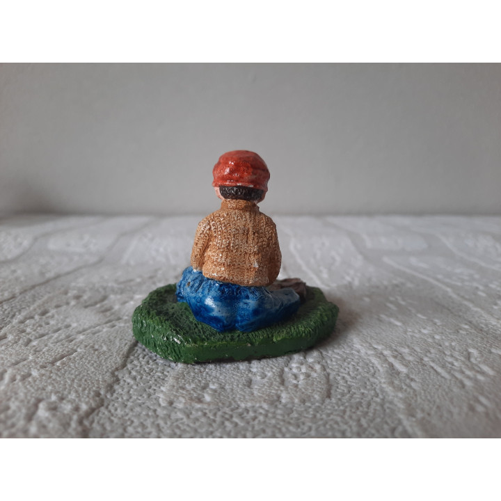 Jongen van aardewerk met poes en voetbal 6x7x5.5cm - beeldjes