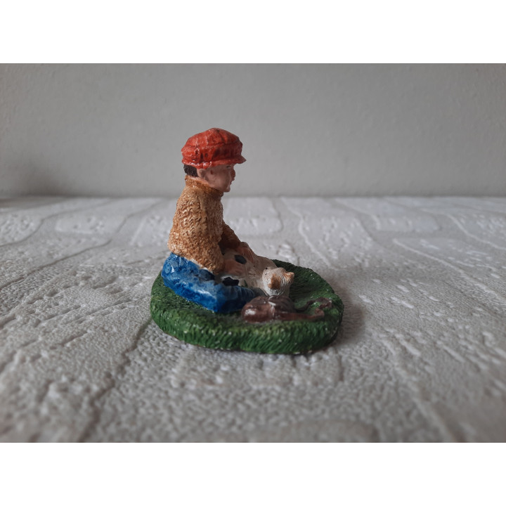 Jongen van aardewerk met poes en voetbal 6x7x5.5cm - beeldjes