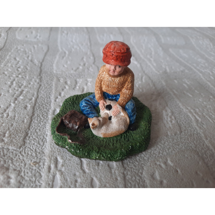 Jongen van aardewerk met poes en voetbal 6x7x5.5cm - beeldjes