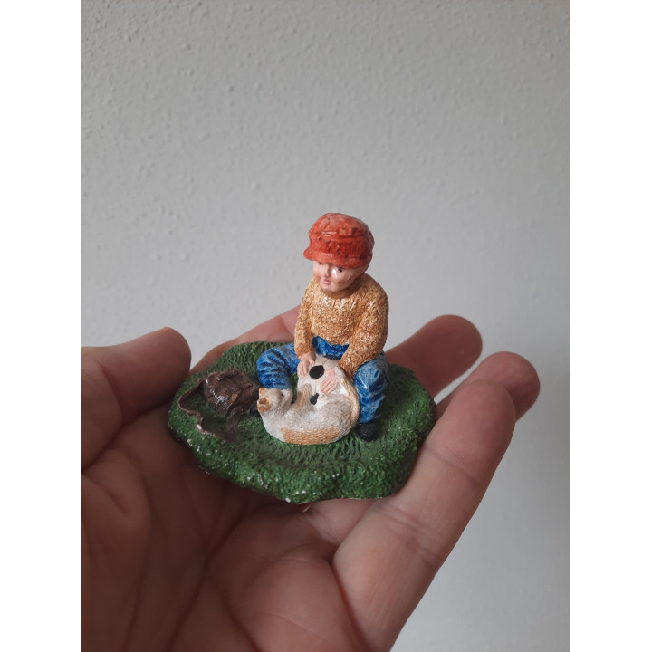 Jongen van keramiek met poes en voetbal 6x7x5.5cm