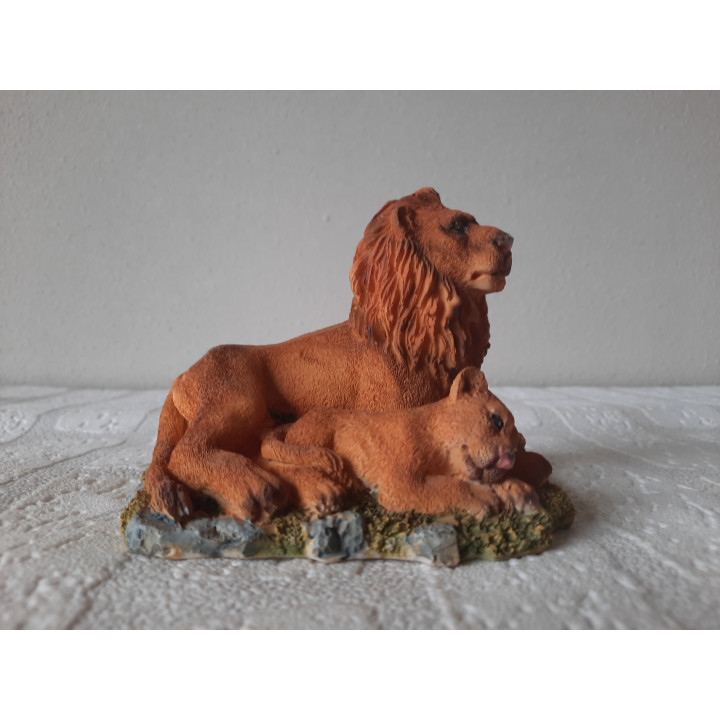 Zittend leeuw van kunsthars met jong 9x12.5x10cm - dierfiguren