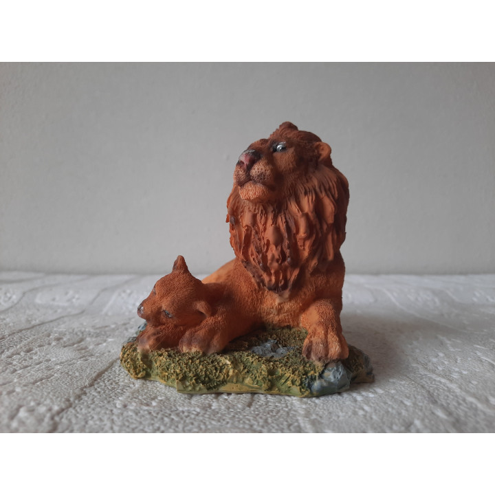 Zittend leeuw van kunsthars met jong 9x12.5x10cm - dierfiguren