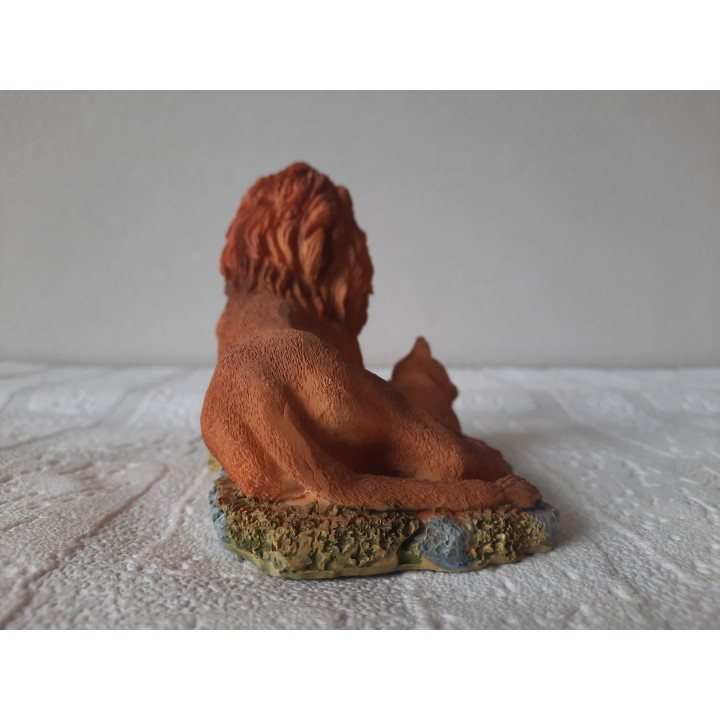 Zittend leeuw van kunsthars met jong 9x12.5x10cm - dierfiguren