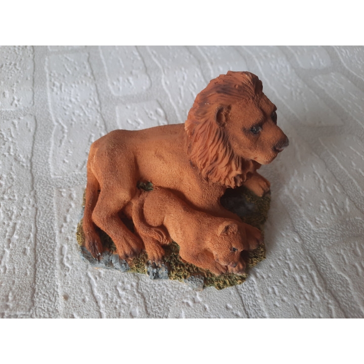 Zittend leeuw van kunsthars met jong 9x12.5x10cm - dierfiguren