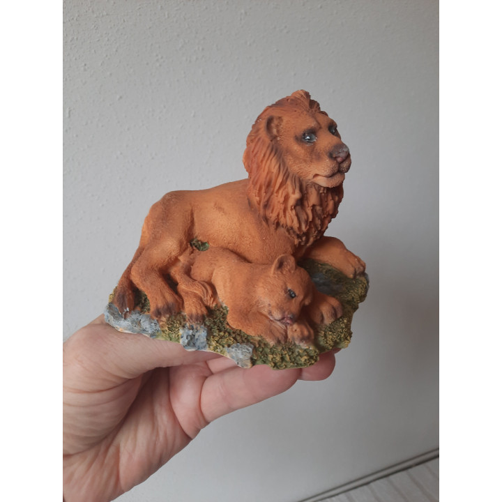Zittend leeuw van kunsthars met jong 9x12.5x10cm