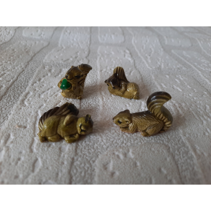 Set van 4 stuks eekhoorns van kunststof 2.5x2cm - dierfiguren