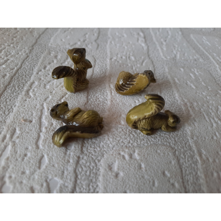 Set van 4 stuks eekhoorns van kunststof 2.5x2cm - dierfiguren