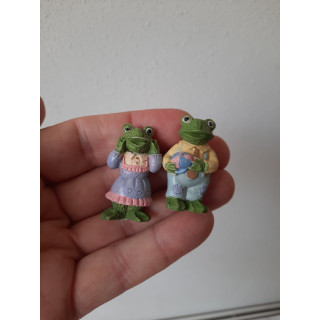 Man en vrouw kikker van kunsthars met kleding aan 2x4cm