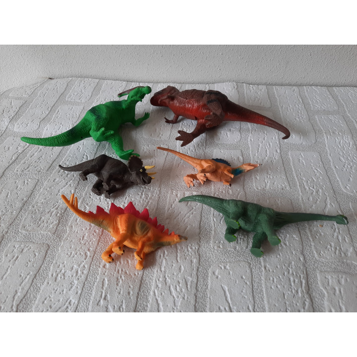 Set dinosaurussen van hard rubber tussen 6.5 en 13cm hoog - dierfiguren Set dinosaurussen van hard rubber tussen 6.5 en 13cm hoog - dierfiguren