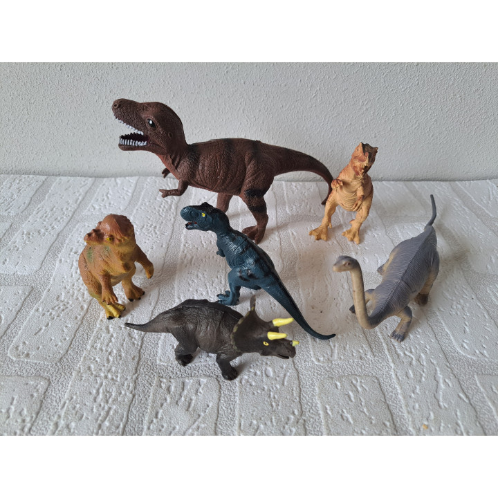 Set dinosaurussen van hard rubber tussen 6 en 13cm hoog - dierfiguren Set dinosaurussen van hard rubber tussen 6 en 13cm hoog - dierfiguren