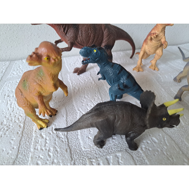 Set dinosaurussen van hard rubber tussen 6 en 13cm hoog - dierfiguren Set dinosaurussen van hard rubber tussen 6 en 13cm hoog - dierfiguren