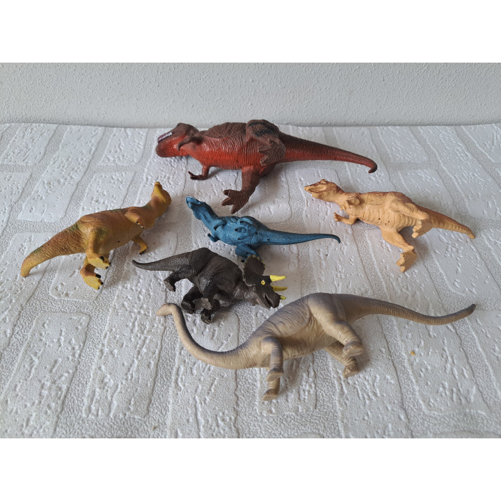 Set dinosaurussen van hard rubber tussen 6 en 13cm hoog - dierfiguren Set dinosaurussen van hard rubber tussen 6 en 13cm hoog - dierfiguren