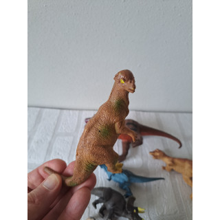 Set dinosaurussen van hard rubber tussen 6 en 13cm hoog