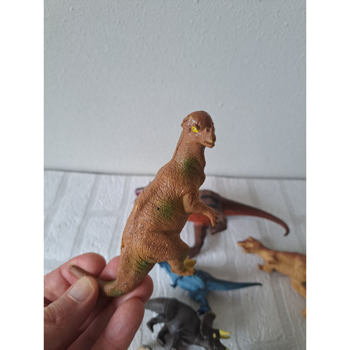 Set dinosaurussen van hard rubber tussen 6 en 13cm hoog Set dinosaurussen van hard rubber tussen 6 en 13cm hoog