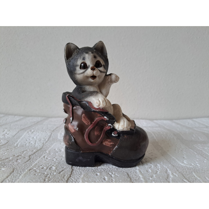 Poes van kunsthars in schoen 10x6x13cm - dierfiguren