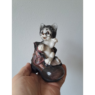 Poes van kunsthars in schoen 10x6x13cm