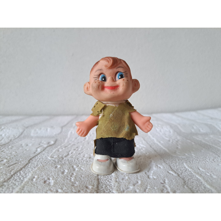 Jongen pop van rubber Mascot Hong Kong 5x3.5x8cm