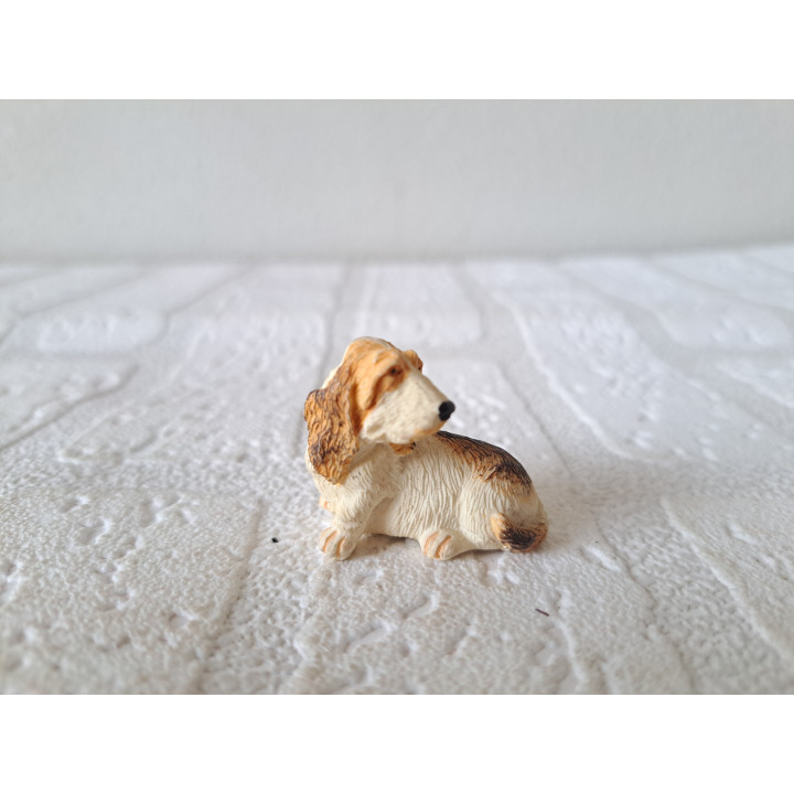 Zittend Basset hond van kunsthars 3.5x2x3cm - dierfiguren