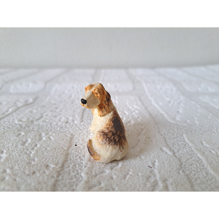 Zittend Basset hond van kunsthars 3.5x2x3cm - dierfiguren