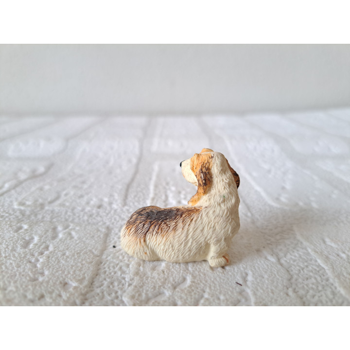 Zittend Basset hond van kunsthars 3.5x2x3cm - dierfiguren